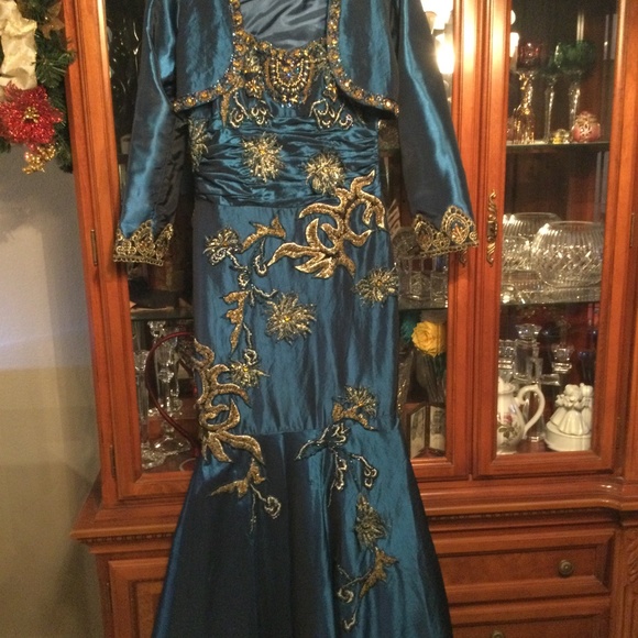 Beautiful Full Length Gown - Picture 1 of 10
